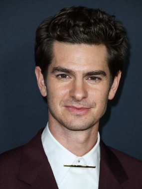 Burgundy Dunhill takımı giyen aktör Andrew Garfield, Netflix 'in 