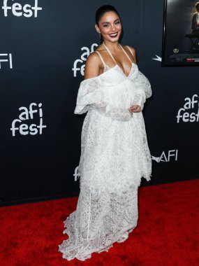 Dantelli Vera Wang görünüşü giyen aktris Vanessa Hudgens, Netflix 'in 