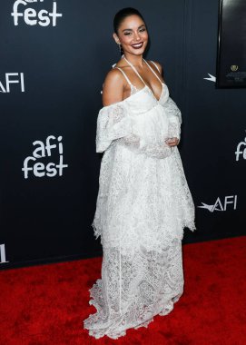 Dantelli Vera Wang görünüşü giyen aktris Vanessa Hudgens, Netflix 'in 