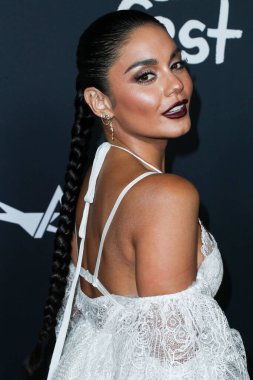 Dantelli Vera Wang görünüşü giyen aktris Vanessa Hudgens, Netflix 'in 