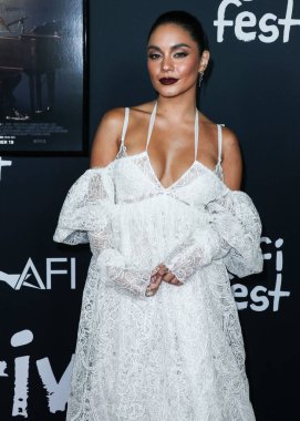 Dantelli Vera Wang görünüşü giyen aktris Vanessa Hudgens, Netflix 'in 