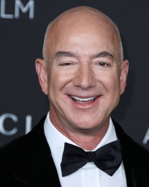 Amazon.com 'un Amerikalı girişimci / kurucusu ve icra başkanı Jeff Bezos, Los Angeles İlçe Sanat Müzesi 2021 tarihli 10. Geleneksel LACMA Sanat + Film Galasına 6 Kasım 2021' de geldi.. 
