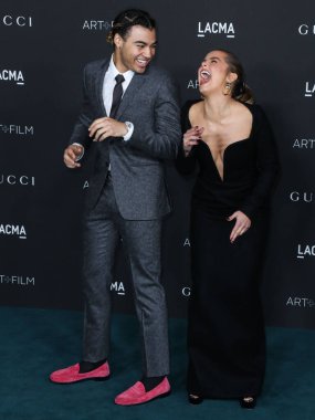 24kGoldn ve Addison Rae, 6 Kasım 2021 'de Los Angeles İlçe Sanat Müzesi' nde düzenlenen 10. LACMA Sanat + Film Galası 'na geldiler.. 