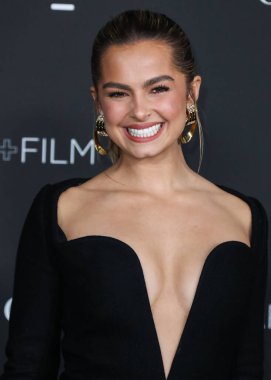 Saint Laurent elbisesi giyen Addison Rae, 6 Kasım 2021 'de Los Angeles İlçe Sanat Müzesi' nde düzenlenen 10. LACMA Sanat + Film Galası 'na geldi.. 