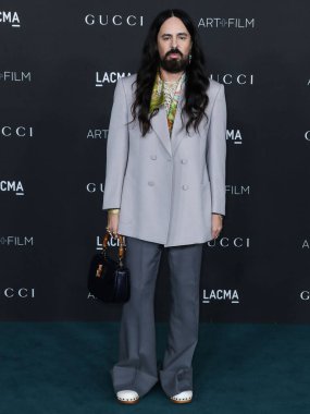Gucci Alessandro Michele 'nin yaratıcı yönetmeni Gucci' nin giysisini giyen 10. Geleneksel LACMA Sanat + Film Galası 2021 Los Angeles İlçe Sanat Müzesi 'ne 6 Kasım 2021' de geldi.. 