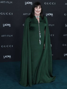 Gucci kıyafeti giyen Anjelica Huston, 6 Kasım 2021 'de Los Angeles İlçe Sanat Müzesi' nde düzenlenen 10. LACMA Sanat + Film Galasına geldi..
