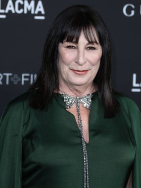 Gucci kıyafeti giyen Anjelica Huston, 6 Kasım 2021 'de Los Angeles İlçe Sanat Müzesi' nde düzenlenen 10. LACMA Sanat + Film Galasına geldi.. 