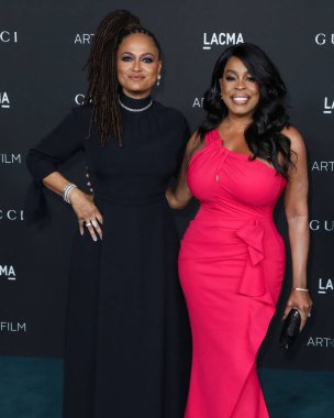 Ava DuVernay ve Niecy Nash, 6 Kasım 2021 'de Los Angeles İlçe Sanat Müzesi' nde düzenlenen 10. LACMA Sanat + Film Galası 'na geldiler..
