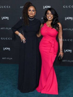 Ava DuVernay ve Niecy Nash, 6 Kasım 2021 'de Los Angeles İlçe Sanat Müzesi' nde düzenlenen 10. LACMA Sanat + Film Galası 'na geldiler..