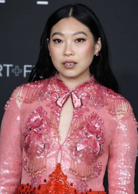 Gucci elbisesi giyen aktris Awkwafina, 6 Kasım 2021 'de Los Angeles İlçe Sanat Müzesi' nde düzenlenen 10. Geleneksel LACMA Sanat + Film Galasına geldi.. 