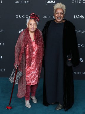 Betye Saar ve CCH Pounder, 6 Kasım 2021 'de Los Angeles İlçe Sanat Müzesi' nde düzenlenen 10. LACMA Sanat + Film Galası 'na geldiler..