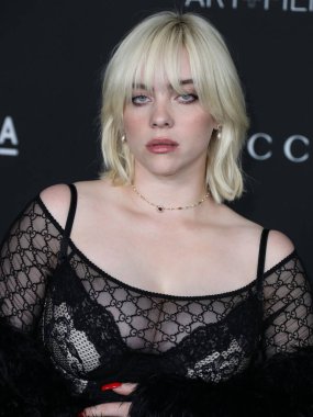 Gucci kıyafeti giyen şarkıcı Billie Eilish, 6 Kasım 2021 'de Los Angeles İlçe Sanat Müzesi' nde düzenlenen 10. Geleneksel LACMA Sanat + Film Galasına geldi.. 