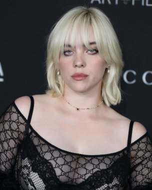 Gucci kıyafeti giyen şarkıcı Billie Eilish, 6 Kasım 2021 'de Los Angeles İlçe Sanat Müzesi' nde düzenlenen 10. Geleneksel LACMA Sanat + Film Galasına geldi.. 