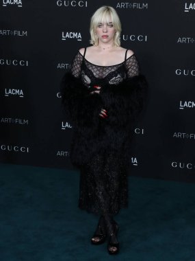 Gucci kıyafeti giyen şarkıcı Billie Eilish, 6 Kasım 2021 'de Los Angeles İlçe Sanat Müzesi' nde düzenlenen 10. Geleneksel LACMA Sanat + Film Galasına geldi.. 