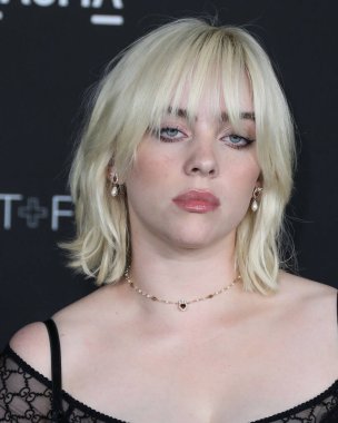 Gucci kıyafeti giyen şarkıcı Billie Eilish, 6 Kasım 2021 'de Los Angeles İlçe Sanat Müzesi' nde düzenlenen 10. Geleneksel LACMA Sanat + Film Galasına geldi.. 