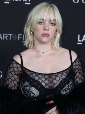 Gucci kıyafeti giyen şarkıcı Billie Eilish, 6 Kasım 2021 'de Los Angeles İlçe Sanat Müzesi' nde düzenlenen 10. Geleneksel LACMA Sanat + Film Galasına geldi.. 