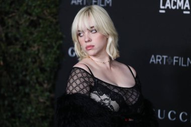 Gucci kıyafeti giyen şarkıcı Billie Eilish, 6 Kasım 2021 'de Los Angeles İlçe Sanat Müzesi' nde düzenlenen 10. Geleneksel LACMA Sanat + Film Galasına geldi.. 