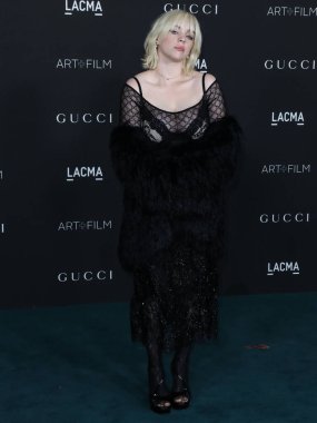 Gucci kıyafeti giyen şarkıcı Billie Eilish, 6 Kasım 2021 'de Los Angeles İlçe Sanat Müzesi' nde düzenlenen 10. Geleneksel LACMA Sanat + Film Galasına geldi.. 