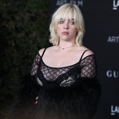 Gucci kıyafeti giyen şarkıcı Billie Eilish, 6 Kasım 2021 'de Los Angeles İlçe Sanat Müzesi' nde düzenlenen 10. Geleneksel LACMA Sanat + Film Galasına geldi.. 