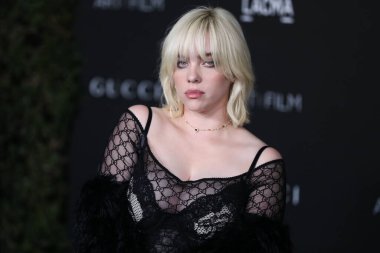 Gucci kıyafeti giyen şarkıcı Billie Eilish, 6 Kasım 2021 'de Los Angeles İlçe Sanat Müzesi' nde düzenlenen 10. Geleneksel LACMA Sanat + Film Galasına geldi.. 