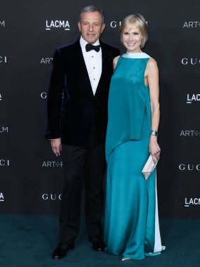 Bob Iger (Robert Iger) ve eşi Willow Bay, Los Angeles İlçe Sanat Müzesi 'nde 6 Kasım 2021 tarihinde düzenlenen 10. Geleneksel LACMA Sanat + Film Galasına geldiler.. 