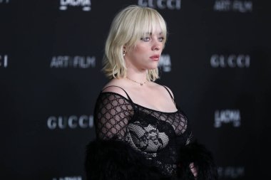 Gucci kıyafeti giyen şarkıcı Billie Eilish, 6 Kasım 2021 'de Los Angeles İlçe Sanat Müzesi' nde düzenlenen 10. Geleneksel LACMA Sanat + Film Galasına geldi..