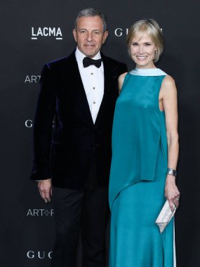 Bob Iger (Robert Iger) ve eşi Willow Bay, Los Angeles İlçe Sanat Müzesi 'nde 6 Kasım 2021 tarihinde düzenlenen 10. Geleneksel LACMA Sanat + Film Galasına geldiler.. 