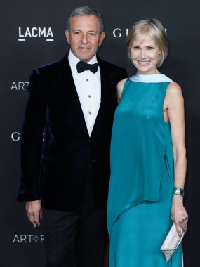 Bob Iger (Robert Iger) ve eşi Willow Bay, Los Angeles İlçe Sanat Müzesi 'nde 6 Kasım 2021 tarihinde düzenlenen 10. Geleneksel LACMA Sanat + Film Galasına geldiler.. 