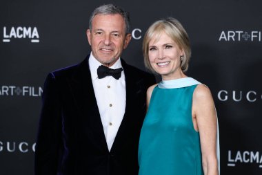 Bob Iger (Robert Iger) ve eşi Willow Bay, Los Angeles İlçe Sanat Müzesi 'nde 6 Kasım 2021 tarihinde düzenlenen 10. Geleneksel LACMA Sanat + Film Galasına geldiler.. 