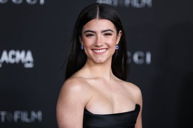 Tyler Ellis marka el çantası taşıyan Charli D 'Amelio, 6 Kasım 2021' de Los Angeles İlçe Sanat Müzesi 'nde düzenlenen 10. Geleneksel LACMA Sanat + Film Galası 2021' e gelir.. 