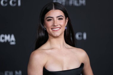 Tyler Ellis marka el çantası taşıyan Charli D 'Amelio, 6 Kasım 2021' de Los Angeles İlçe Sanat Müzesi 'nde düzenlenen 10. Geleneksel LACMA Sanat + Film Galası 2021' e gelir.. 