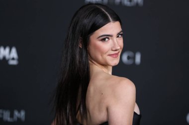 Tyler Ellis marka el çantası taşıyan Charli D 'Amelio, 6 Kasım 2021' de Los Angeles İlçe Sanat Müzesi 'nde düzenlenen 10. Geleneksel LACMA Sanat + Film Galası 2021' e gelir.. 