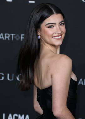Tyler Ellis marka el çantası taşıyan Charli D 'Amelio, 6 Kasım 2021' de Los Angeles İlçe Sanat Müzesi 'nde düzenlenen 10. Geleneksel LACMA Sanat + Film Galası 2021' e gelir.. 