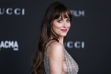 Gucci kıyafeti giyen aktris Dakota Johnson, 6 Kasım 2021 'de Los Angeles İlçe Sanat Müzesi' nde düzenlenen 10. LACMA Sanat + Film Galasına geldi.. 