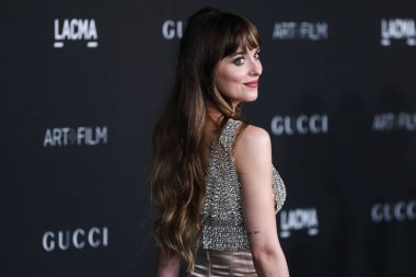 Gucci kıyafeti giyen aktris Dakota Johnson, 6 Kasım 2021 'de Los Angeles İlçe Sanat Müzesi' nde düzenlenen 10. LACMA Sanat + Film Galasına geldi.. 