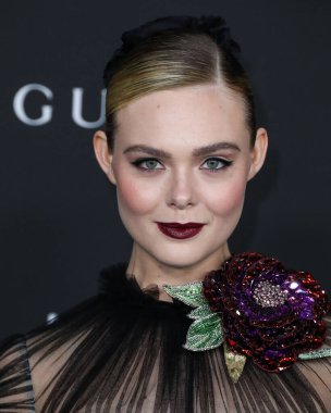 Gucci 'nin elbisesini giyen oyuncu Elle Fanning, 6 Kasım 2021' de Los Angeles İlçe Sanat Müzesi 'nde düzenlenen 10. Geleneksel LACMA Sanat + Film Galasına geldi.. 
