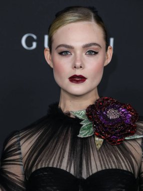 Gucci 'nin elbisesini giyen oyuncu Elle Fanning, 6 Kasım 2021' de Los Angeles İlçe Sanat Müzesi 'nde düzenlenen 10. Geleneksel LACMA Sanat + Film Galasına geldi.. 