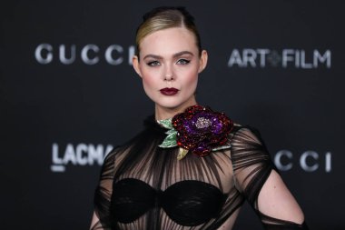 Gucci 'nin elbisesini giyen oyuncu Elle Fanning, 6 Kasım 2021' de Los Angeles İlçe Sanat Müzesi 'nde düzenlenen 10. Geleneksel LACMA Sanat + Film Galasına geldi.. 