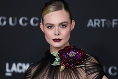 Gucci 'nin elbisesini giyen oyuncu Elle Fanning, 6 Kasım 2021' de Los Angeles İlçe Sanat Müzesi 'nde düzenlenen 10. Geleneksel LACMA Sanat + Film Galasına geldi.. 