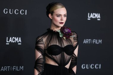 Gucci 'nin elbisesini giyen oyuncu Elle Fanning, 6 Kasım 2021' de Los Angeles İlçe Sanat Müzesi 'nde düzenlenen 10. Geleneksel LACMA Sanat + Film Galasına geldi.