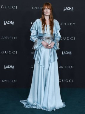 Gucci 'nin elbisesini giyen şarkıcı Florence Welch, 6 Kasım 2021' de Los Angeles İlçe Sanat Müzesi 'nde düzenlenen 10. Geleneksel LACMA Sanat + Film Galasına geldi.