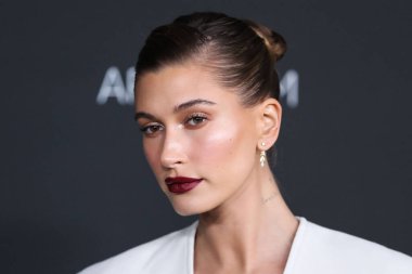Saint Laurent elbisesi ve Tiffany & Co. mücevher giyen Model Hailey Rhode Baldwin Bieber, 6 Kasım 2021 tarihinde Los Angeles İlçe Sanat Müzesi 'nde düzenlenen 10. LACMA Sanat + Film Galası 2021' e ulaştı.