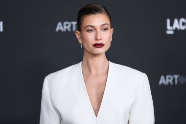 Saint Laurent elbisesi ve Tiffany & Co. mücevher giyen Model Hailey Rhode Baldwin Bieber, 6 Kasım 2021 tarihinde Los Angeles İlçe Sanat Müzesi 'nde düzenlenen 10. LACMA Sanat + Film Galası 2021' e ulaştı.
