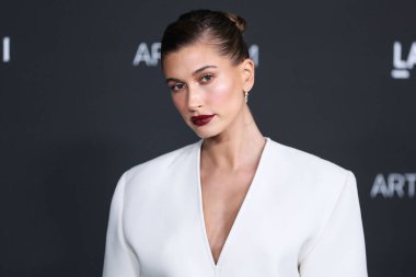 Saint Laurent elbisesi ve Tiffany & Co. mücevher giyen Model Hailey Rhode Baldwin Bieber, 6 Kasım 2021 tarihinde Los Angeles İlçe Sanat Müzesi 'nde düzenlenen 10. LACMA Sanat + Film Galası 2021' e ulaştı.