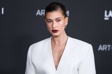 Saint Laurent elbisesi ve Tiffany & Co. mücevher giyen Model Hailey Rhode Baldwin Bieber, 6 Kasım 2021 tarihinde Los Angeles İlçe Sanat Müzesi 'nde düzenlenen 10. LACMA Sanat + Film Galası 2021' e ulaştı.