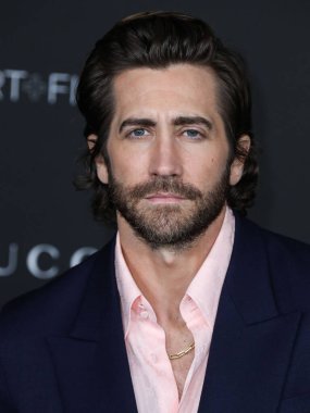 Gucci 'nin kıyafetlerini giyen oyuncu Jake Gyllenhaal, 6 Kasım 2021' de Los Angeles İlçe Sanat Müzesi 'nde düzenlenen 10. Geleneksel LACMA Sanat ve Film Galası 2021' e geldi.