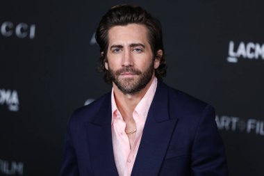 Gucci 'nin kıyafetlerini giyen oyuncu Jake Gyllenhaal, 6 Kasım 2021' de Los Angeles İlçe Sanat Müzesi 'nde düzenlenen 10. Geleneksel LACMA Sanat ve Film Galası 2021' e geldi.
