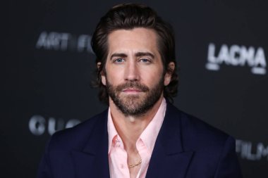 Gucci 'nin kıyafetlerini giyen oyuncu Jake Gyllenhaal, 6 Kasım 2021' de Los Angeles İlçe Sanat Müzesi 'nde düzenlenen 10. Geleneksel LACMA Sanat ve Film Galası 2021' e geldi.
