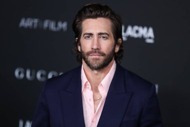 Gucci 'nin kıyafetlerini giyen oyuncu Jake Gyllenhaal, 6 Kasım 2021' de Los Angeles İlçe Sanat Müzesi 'nde düzenlenen 10. Geleneksel LACMA Sanat ve Film Galası 2021' e geldi.