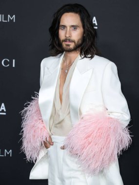 Gucci 'nin kıyafetlerini giyen aktör Jared Leto, 6 Kasım 2021' de Los Angeles İlçe Sanat Müzesi 'nde düzenlenen 10. Geleneksel LACMA Sanat + Film Galasına geldi.